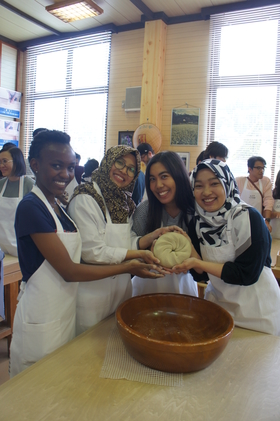 International students making soba noodles