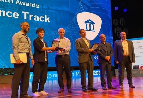 Takumi Fukuda (Internet Architecture and Systems Lab) receives the Best Paper Award.