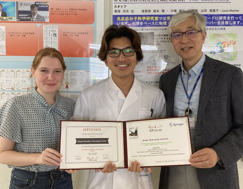 Magin Benedict Ferrer (Photonic and Reactive Molecular Science Lab) receives a poster award.