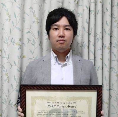 Wataru Takahara of the Materials Informatics Laboratory received the JSAP Poster Award at the 73rd JSAP Spring Meeting 2026