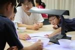 先端科学技術体験プログラム「光で色が変わる不思議なアートをつくろう！」親子講座を開催(8/3)