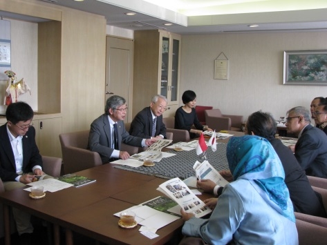 ムハマディヤ財団会長及びムハマディア大学サラカルタ校学長一行が本学を表敬訪問（2016/10/20）