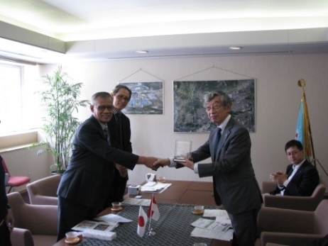 ムハマディヤ財団会長及びムハマディア大学サラカルタ校学長一行が本学を表敬訪問（2016/10/20）