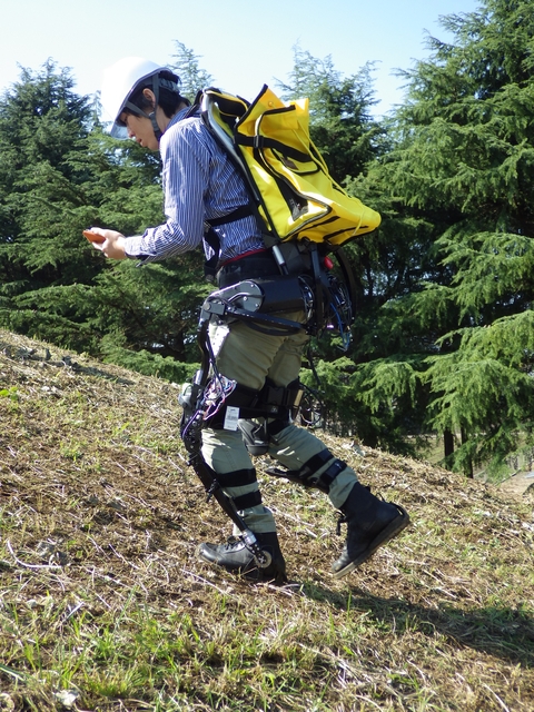〔プレスリリース〕林業用アシストスーツ 17％負担軽減　「2017国際ロボット展」に出展
