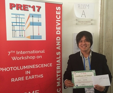 物質創成科学研究科　センシングデバイス研究室の井頭卓也さん(博士前期課程2年)がPhotoluminescence in Rare Earths: Photonic Materials and Devices (PRE'17)において1st Prizeを受賞