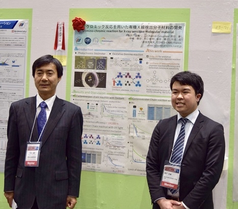 物質創成科学研究科　光情報分子科学研究室の朝戸良輔さん(博士前期課程２年)らの発表が応用物理学会Poster Awardを受賞