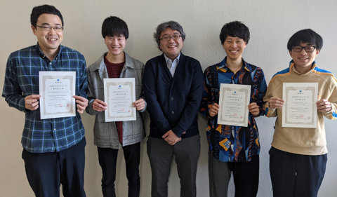 量子物理工学（旧センシングデバイス）研究室の白鳥大毅さん（博士後期課程2年）、福嶋宏之さん（博士後期課程2年）、伊藤豪汰さん（博士前期課程2年）、小野田大地さん（博士前期課程2年）が、第68回応用物理学会春季学術講演会において放射線分科会の学生ポスター賞を受賞（2021/3/19）