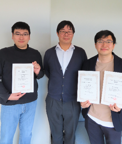 光機能素子科学研究室の岡田竜馬さん（博士前期課程2年）がd.lab-VDEC デザインアワード優秀賞およびIEEE SSCS Japan Chapter VDEC Design Award、森康登さん（博士後期課程3年）がd.lab-VDECデザインアワード奨励賞を受賞