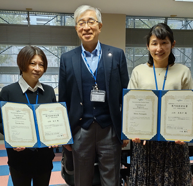 令和３年度　文科省ナノテクノロジープラットフォーム事業「技術スタッフに対する職能名称付与」委員会において、技術スタッフの職能位を審査し、大野技術補佐員および山垣技術補佐員に専門技術者としての職能付与証書が授与された