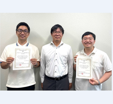 光機能素子科学研究室の、中西優輝さん（博士後期課程1年）がVDEC デザインアワード優秀賞、岡田竜馬さん（博士後期課程2年）がVDEC デザインアワード奨励賞を受賞