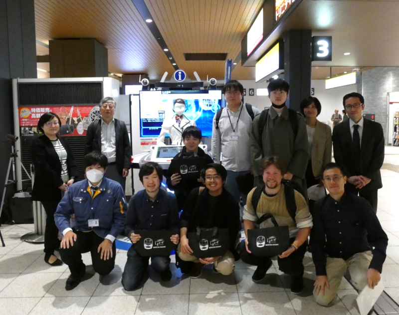 AIロボット「ARISA(アリサ)」(@近鉄大和西大寺駅)の外国語案内機能強化プロジェクトを開始~近畿日本鉄道との共同プロジェクト~(2023/11/6~7)