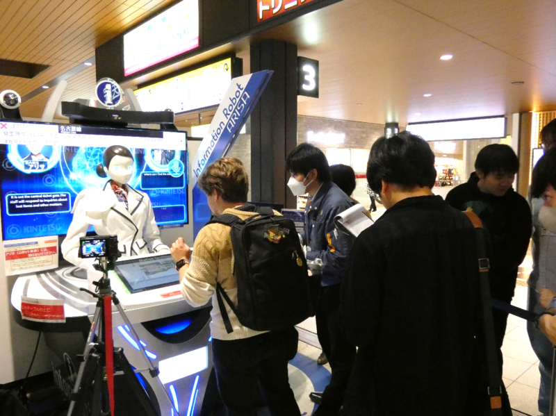 AIロボット「ARISA(アリサ)」(@近鉄大和西大寺駅)の外国語案内機能強化プロジェクトを開始~近畿日本鉄道との共同プロジェクト~(2023/11/6~7)