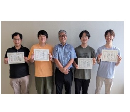 量子物理工学研究室の國方 俊彰さん（博士後期課程2年）、尾竹 祥太さん（博士前期期課程2年）、林 志勇さん（博士前期期課程2年）、藤井 愛朗さん（博士前期課程1年）が応用物理学会 極限的励起状態の形成と量子エネルギー変換研究グループ第16回研究会 兼 第32回次世代先端光科学研究会において講演奨励賞及び若手奨励賞を受賞