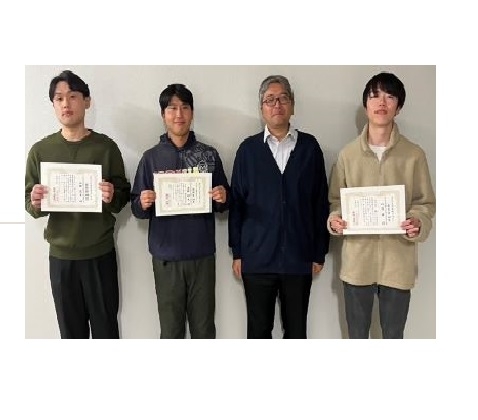 量子物理工学研究室の山林 恵士さん（博士前期課程2年）、坪内 廉さん（博士前期課程1年）、本條 悟史さん（博士前期課程1年）が応用物理学会 極限的励起状態の形成と量子エネルギー変換研究グループ第17回研究会 兼 第33回次世代先端光科学研究会において講演奨励賞および若手奨励賞を受賞 
