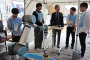 模擬ごみクレーンシステムを体験する塩﨑学長