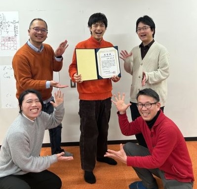 マテリアルズ・インフォマティクス研究室の山本富也さん(博士前期課程2年、受賞時)、第18回分子科学討論会（京都）2024にて優秀ポスター賞を受賞