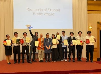 量子物理工学研究室の尾竹祥太さん（博士後期課程2年）、権田樹さん（博士前期課程2年）、齋藤祐磨さん（博士前期課程2年）が11th International Conference on Optical, Optoelectronic and Photonic Materials and Applications（ICOOPMA 2026）においてStudent Poster Awardを受賞