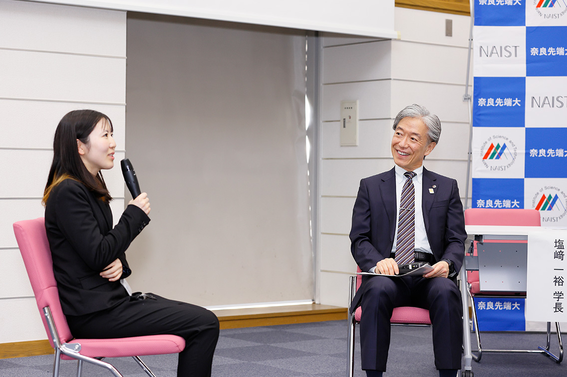 画像:塩﨑学長・山岡係員